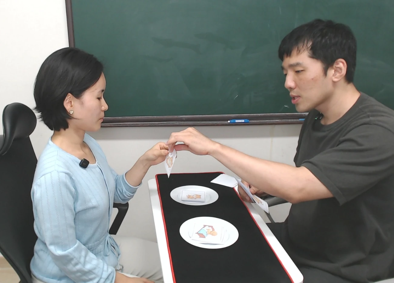 두 강사가 그림카드와 접시를 이용해 치료 시작 순서를 시연하는 장면