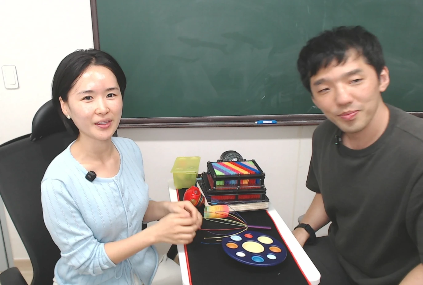 두 강사가 치료실에서 사용하는 다양한 교구를 소개하는 장면
